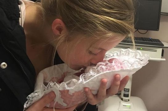 Kelli Best with her daughter Skylah, who was stillborn at 25 weeks (Image: SWNS)